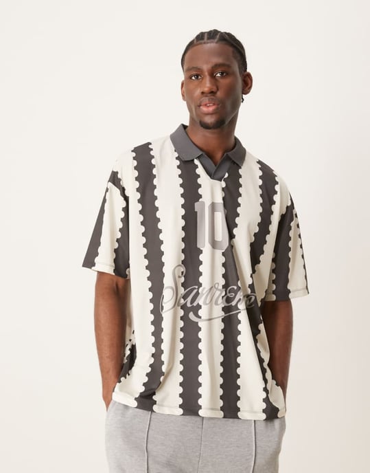 ASOS DESIGN oversized polo med fotbollsgraphic och heltryck - Image 1