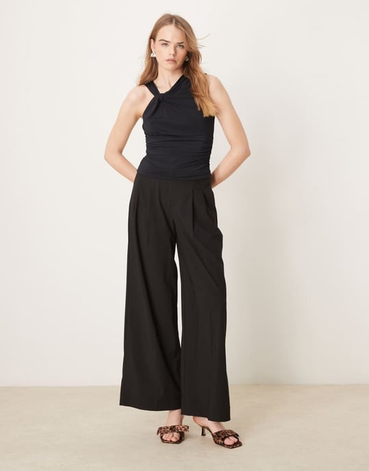 Abercrombie & Fitch draperad twist front asymmetrisk topp i svart - Image 3