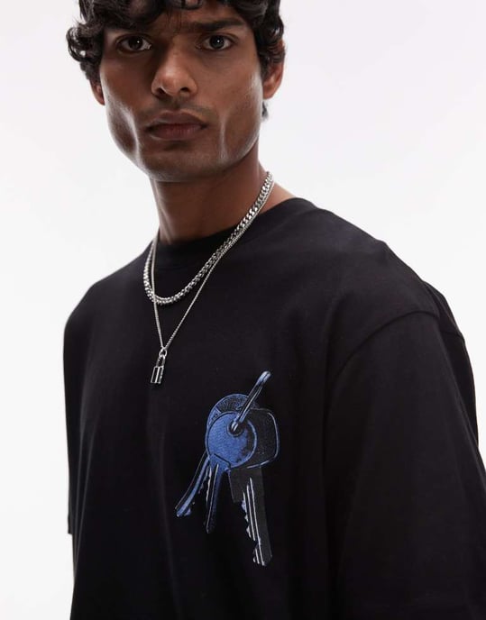 Topman avslappnad passform t-shirt med framsidan och baksidan nyckelapplikation i svart - Image 2