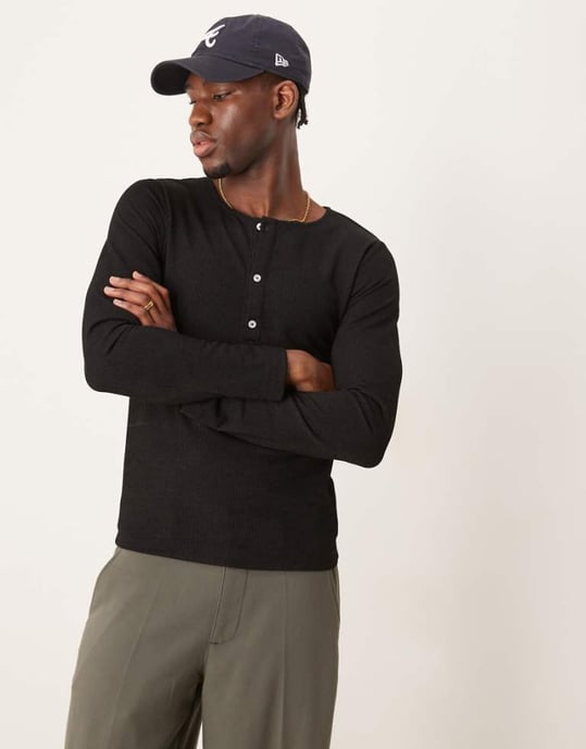 ASOS DESIGN muskelpassform långärmad boxy t-shirt med henleyhals i svart ribb - Image 1