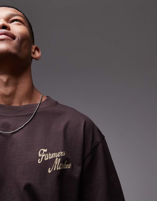 Topman avslappnad passform t-shirt med fram- och baksidestryck av bondens marknad i mörkbrun - Image 2