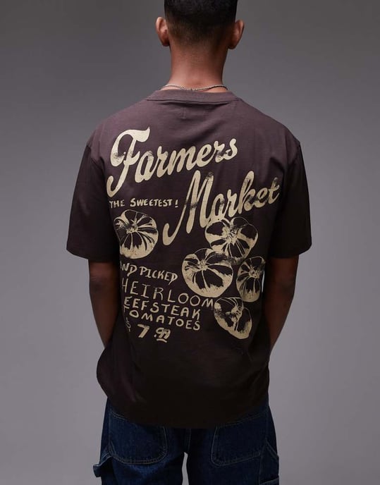 Topman avslappnad passform t-shirt med fram- och baksidestryck av bondens marknad i mörkbrun - Image 3