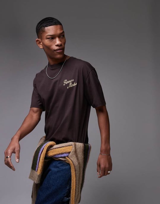 Topman avslappnad passform t-shirt med fram- och baksidestryck av bondens marknad i mörkbrun - Image 4