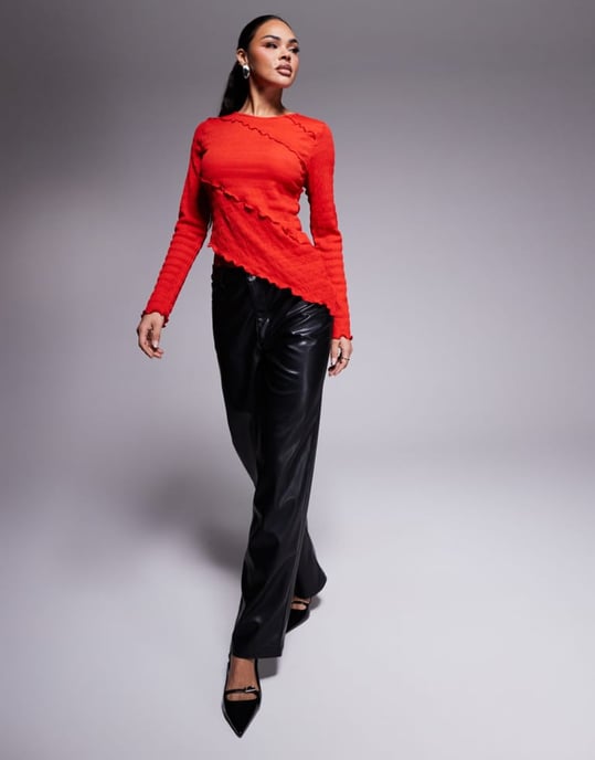 ASOS DESIGN långärmad topp med kräppad textur och asymmetrisk nederkant i röd - Image 3