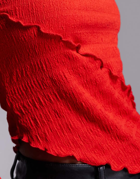 ASOS DESIGN långärmad topp med kräppad textur och asymmetrisk nederkant i röd - Image 4