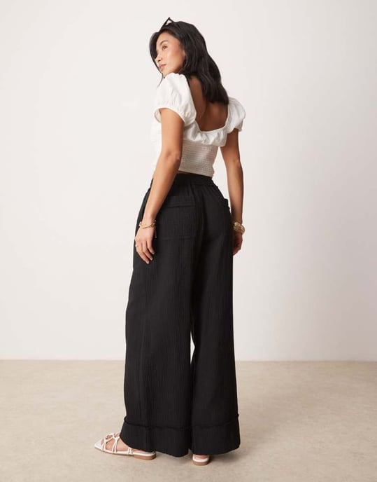 ASOS DESIGN Petite byxor i ostdug med resår i svart - Image 3