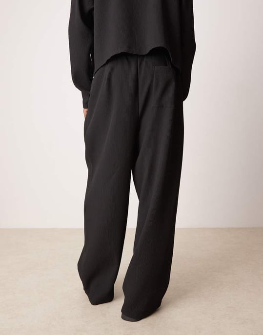 ASOS DESIGN matchande super baggy plisserade byxor med elastisk midja i svart - Image 4