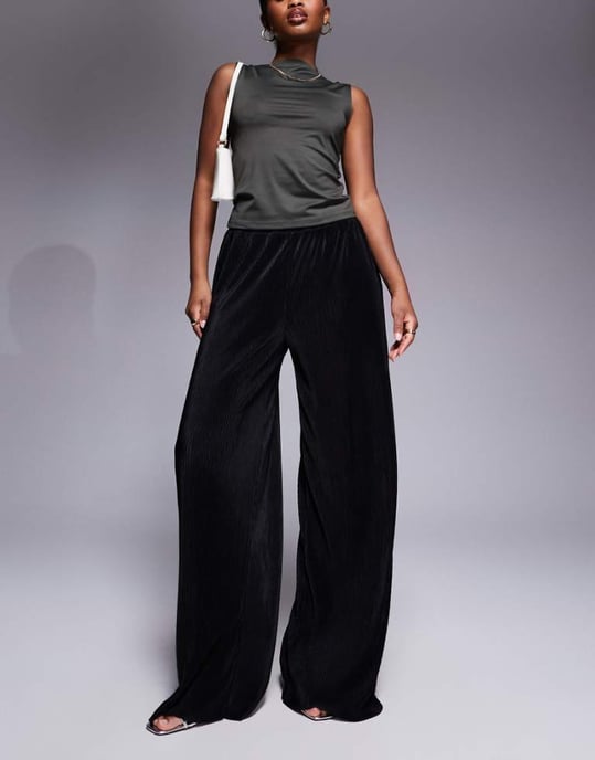 ASOS DESIGN plisserade helängdsbyxor i svart - Image 1