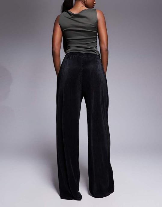 ASOS DESIGN plisserade helängdsbyxor i svart - Image 3