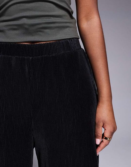 ASOS DESIGN plisserade helängdsbyxor i svart - Image 4
