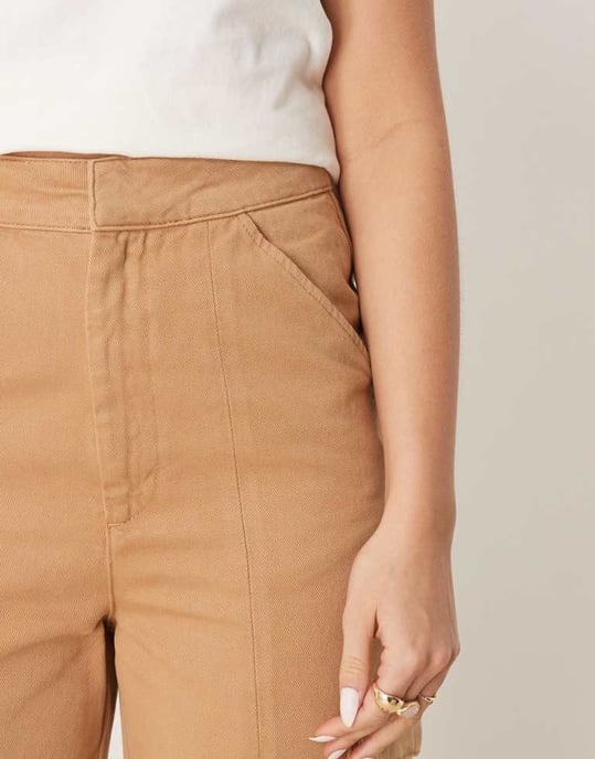 ASOS DESIGN twill cargobyxor med framfickor i kamel - Image 3