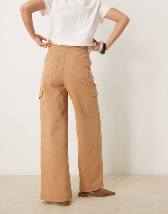 ASOS DESIGN twill cargobyxor med framfickor i kamel - Image 4