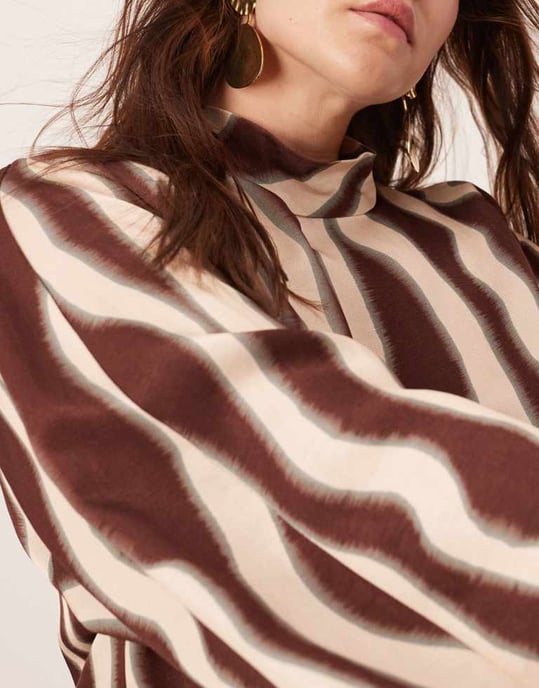 ASOS EDITION Curve höghalsad oversized topp-set i chokladvågigt mönster - Image 2