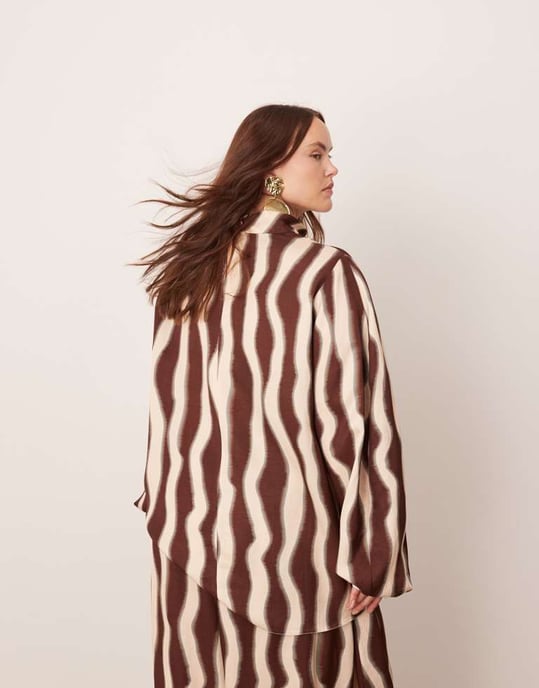 ASOS EDITION Curve höghalsad oversized topp-set i chokladvågigt mönster - Image 3