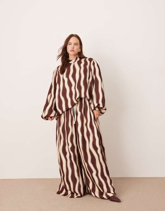 ASOS EDITION Curve höghalsad oversized topp-set i chokladvågigt mönster - Image 4