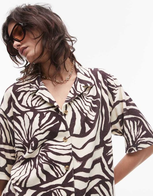 Topshop blommig tryckt frotté boxig skjorta set i brun - Image 4