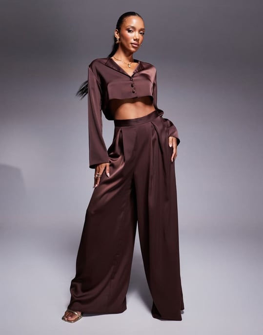 ASOS DESIGN kortad satinkoord skjorta i brun - Image 4