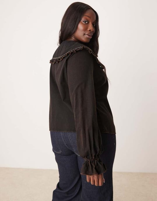 ASOS DESIGN curve volangkrage skjorta i tvättad twill - Image 3