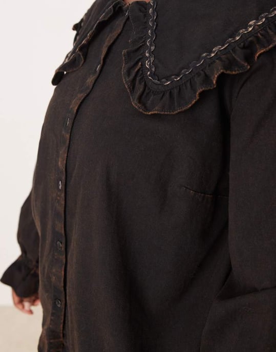 ASOS DESIGN curve volangkrage skjorta i tvättad twill - Image 4