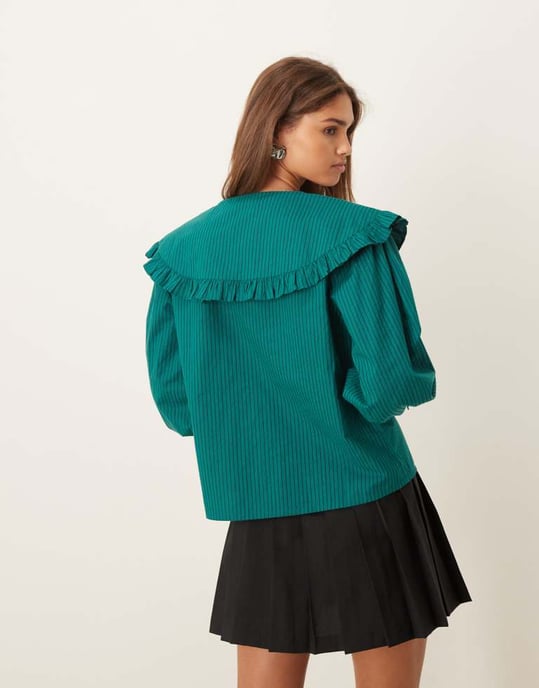 ASOS DESIGN skjorta med överdimensionerad volangkrage i grön och svart randig - Image 3