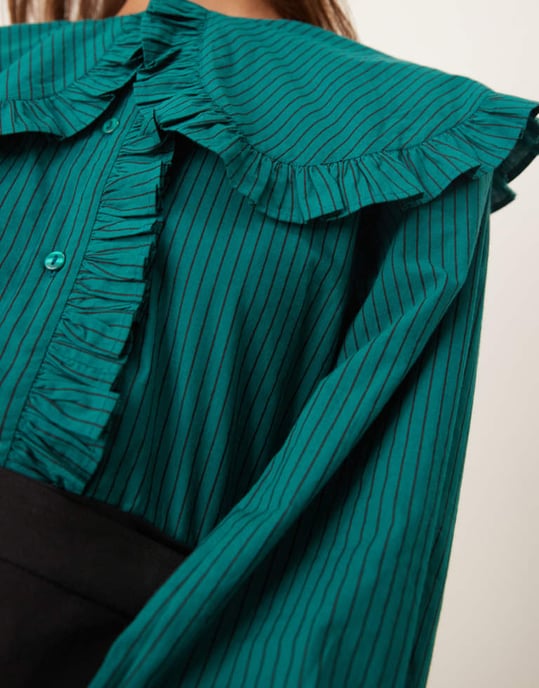 ASOS DESIGN skjorta med överdimensionerad volangkrage i grön och svart randig - Image 4