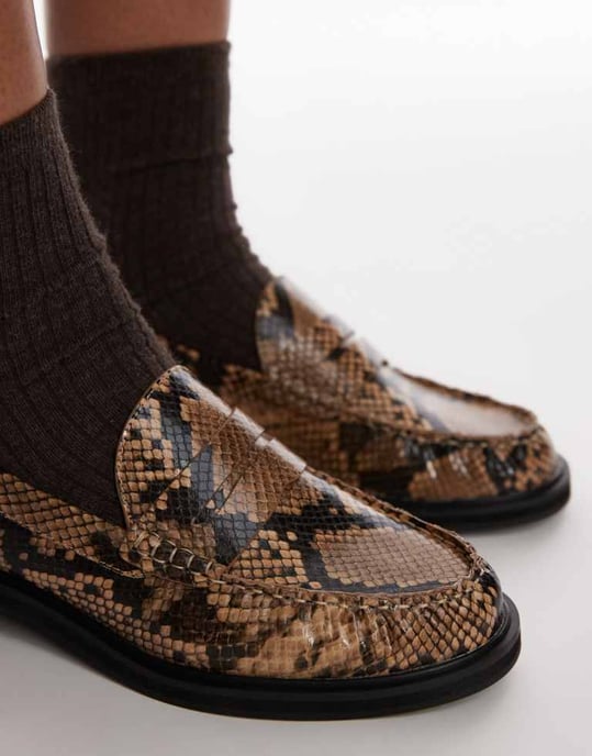 Topshop Carter loafers med rynkdetalj i ormtryck - Image 3