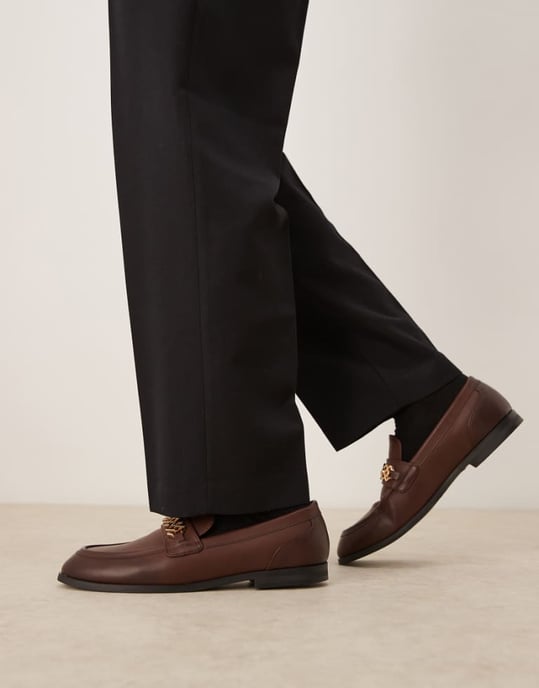 ASOS DESIGN penny loafers i brunt med guldsmycken - Image 1
