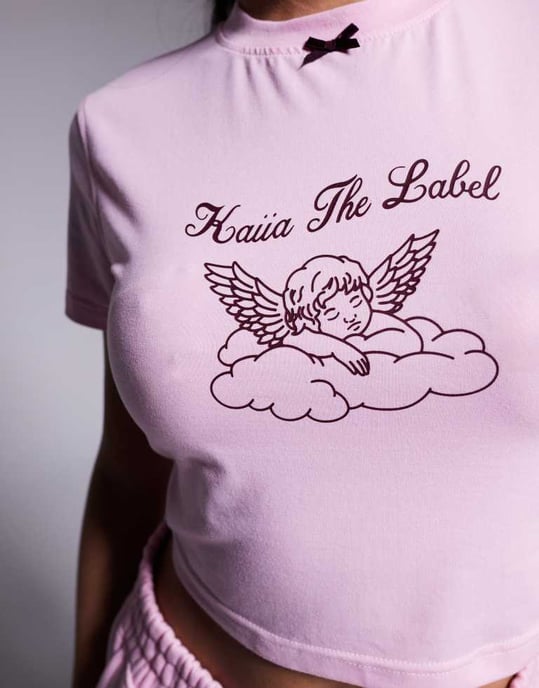 Kaiia bomullsrik ängel logo rosett detaljerad baby t-shirt set i rosa och burgundry - Image 3