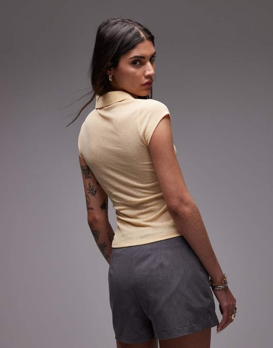 ASOS DESIGN polo t-shirt med kort ärm i smörmjölk - Image 4