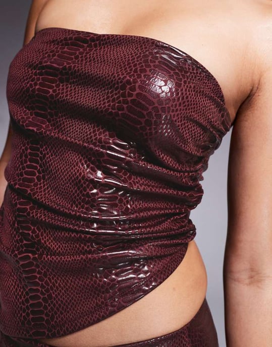 ASOS DESIGN samordnad krokodilskinnlook rynkad asymmetrisk bandeau-topp i burgundy - Image 3