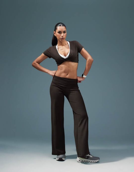 4505 mjuktouch twist front crop t-shirt i kaffe - Image 2