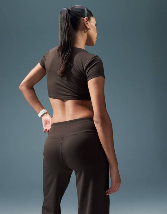 4505 mjuktouch twist front crop t-shirt i kaffe - Image 4