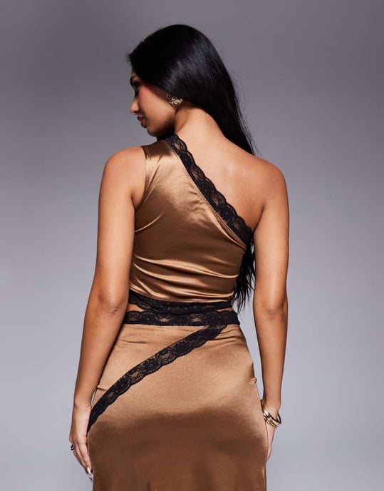 ASOS DESIGN koord kontrasterande spetsdetalj enaxlad stretchsatinkort topp i brunt - Image 4