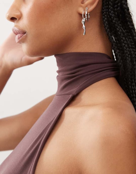 COLLUSION mjuk slinky halterneck crop top i chokladkoord - Image 4