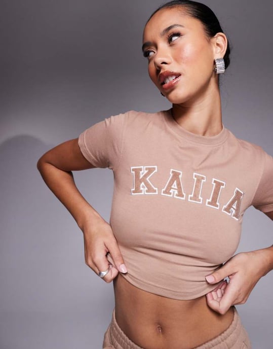 Kaiia bomullsrik broderad logga babytee set i espresso - Image 1