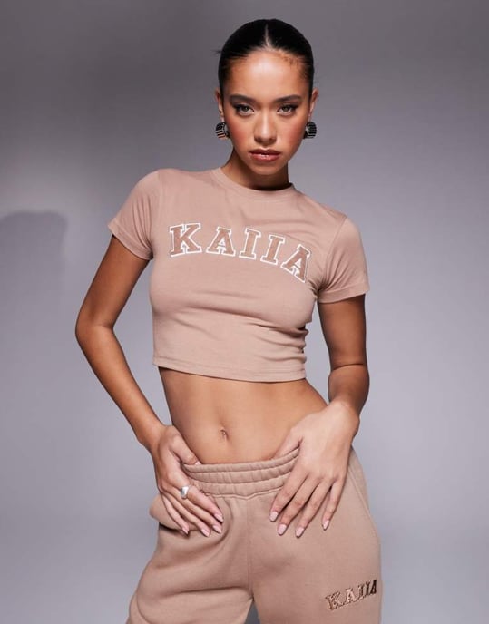 Kaiia bomullsrik broderad logga babytee set i espresso - Image 3
