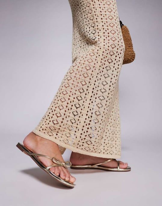 Simmi London Char bågdetalj platta sandaler i guld - Image 2