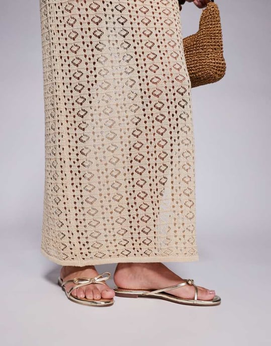 Simmi London Char bågdetalj platta sandaler i guld - Image 4