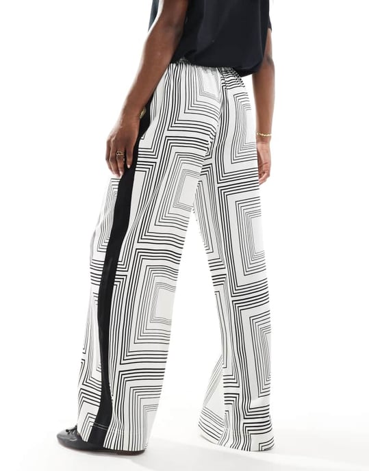 ASOS DESIGN byxor med resår och kontrastpanel i geometrisk mono - Image 2