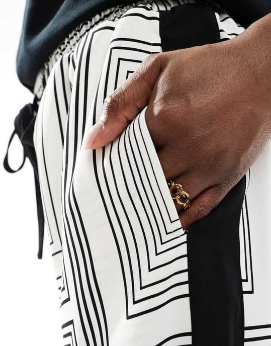 ASOS DESIGN byxor med resår och kontrastpanel i geometrisk mono - Image 3