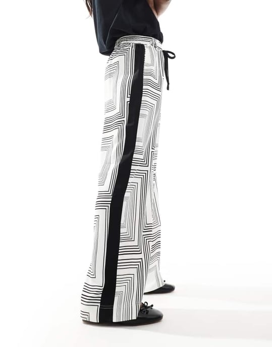 ASOS DESIGN byxor med resår och kontrastpanel i geometrisk mono - Image 4