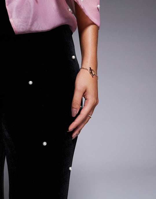 ASOS LUXE sammet co-ord byxa med pärldekoration i svart - Image 4