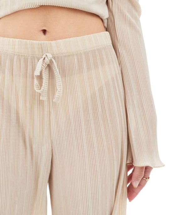 ASOS DESIGN plisserad byxa med fladdrande nederkant i champagne - Image 2