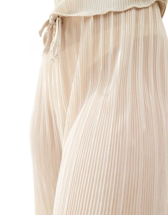 ASOS DESIGN plisserad byxa med fladdrande nederkant i champagne - Image 4