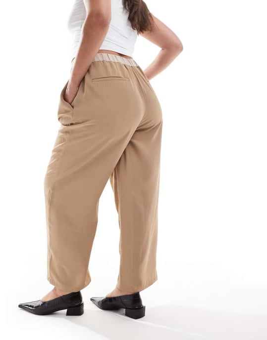 ASOS DESIGN Curve korta byxor med resår i midjan med kontrast i kamelfärg - Image 3