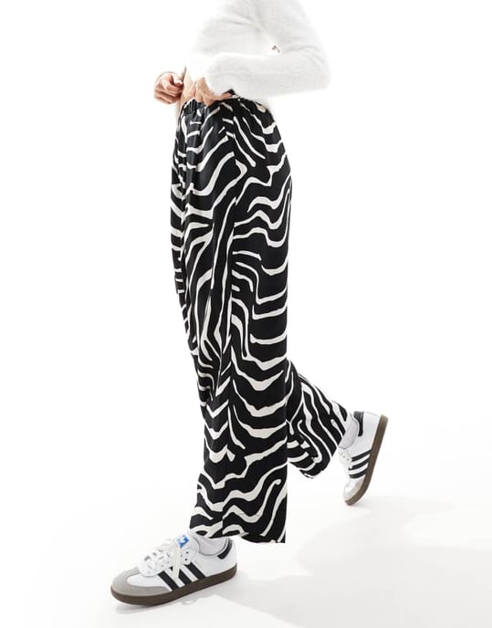 ASOS DESIGN premium avslappnade byxor med veckdetalj i zebramönster - Image 2