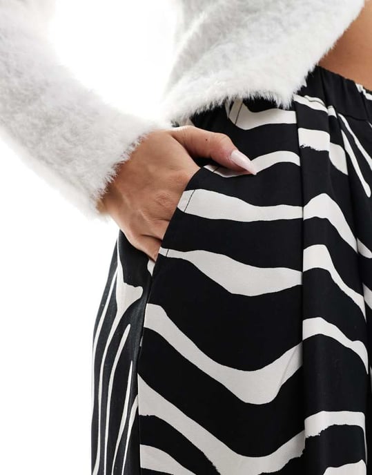 ASOS DESIGN premium avslappnade byxor med veckdetalj i zebramönster - Image 3