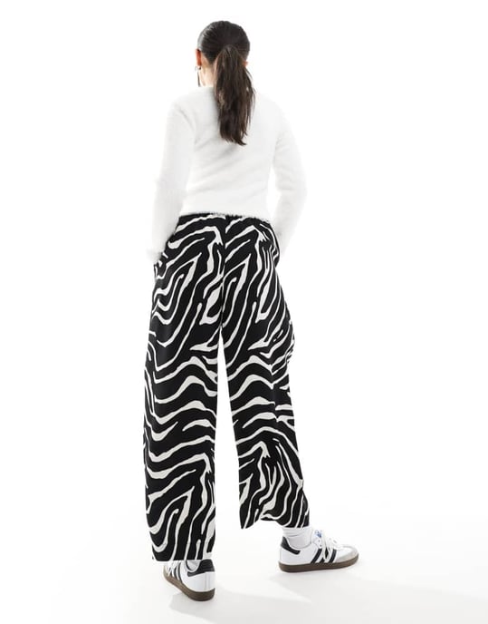 ASOS DESIGN premium avslappnade byxor med veckdetalj i zebramönster - Image 4