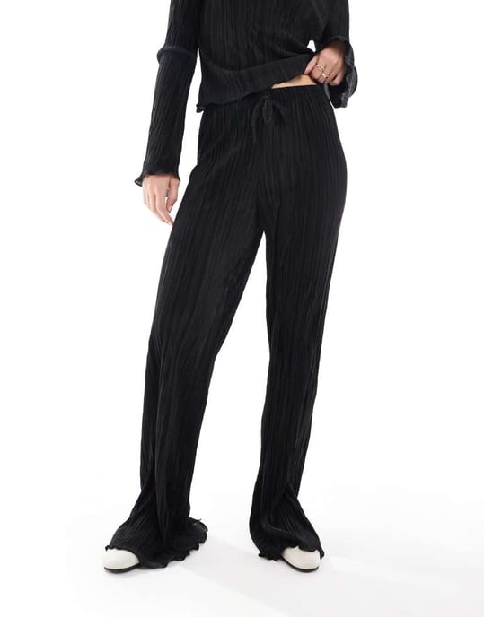ASOS DESIGN plisserade byxor med vågig nederkant i svart - Image 2