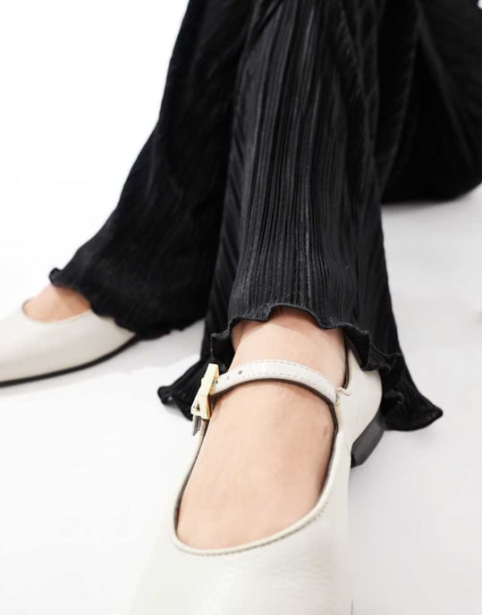 ASOS DESIGN plisserade byxor med vågig nederkant i svart - Image 3